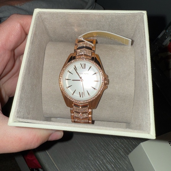 Michael Kors rose gold watch new** comes with box         New never worn! - Picture 3 of 8
